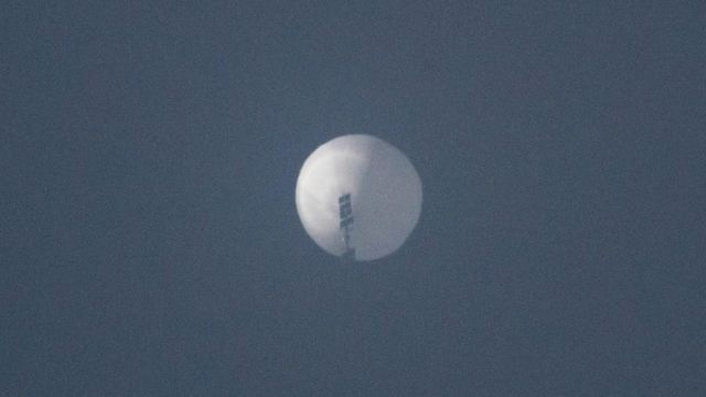 Um balão voa no céu sobre Billings, Montana, EUA, em 1º de fevereiro de 2023 nesta foto obtida nas redes sociais.