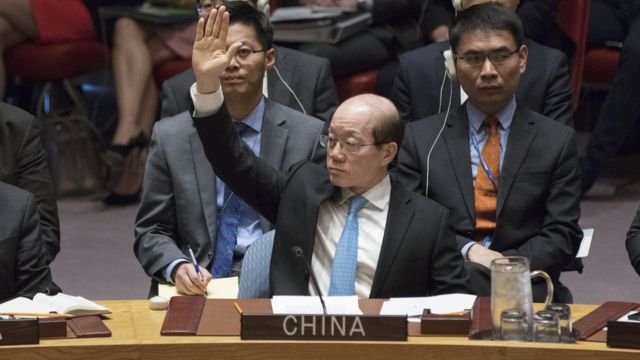 中國常駐聯合國代表劉結一在安理會會議上舉手示意棄權（12/4/2017）