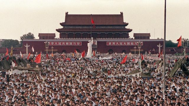 资料图片：1989年6月2日，大批民众在天安门广场聚集，要求中国民主化