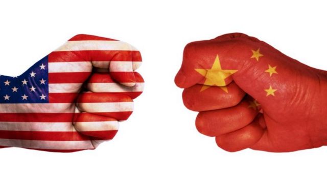 Ilustração de mãos opostas com símbolo das bandeiras dos Estados Unidos e da China