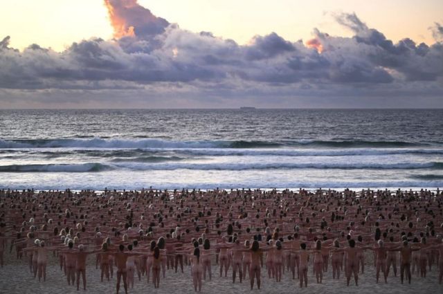 Naked volunteers pose for Tunick artwork on Bondi Beach - BBC News