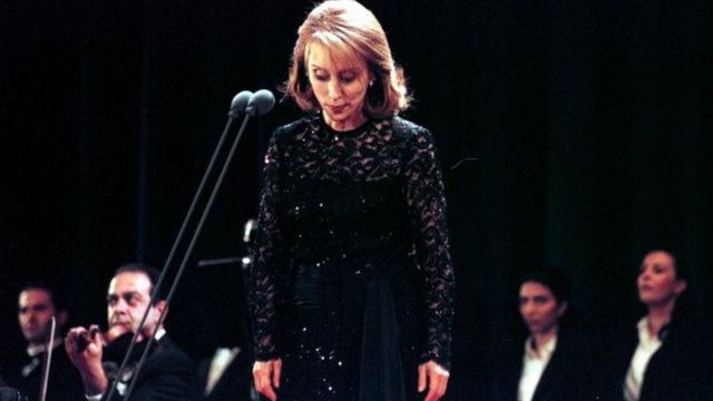 فيروز تغني على مسرح الجامعة الأمريكية في دبي عام 2001.