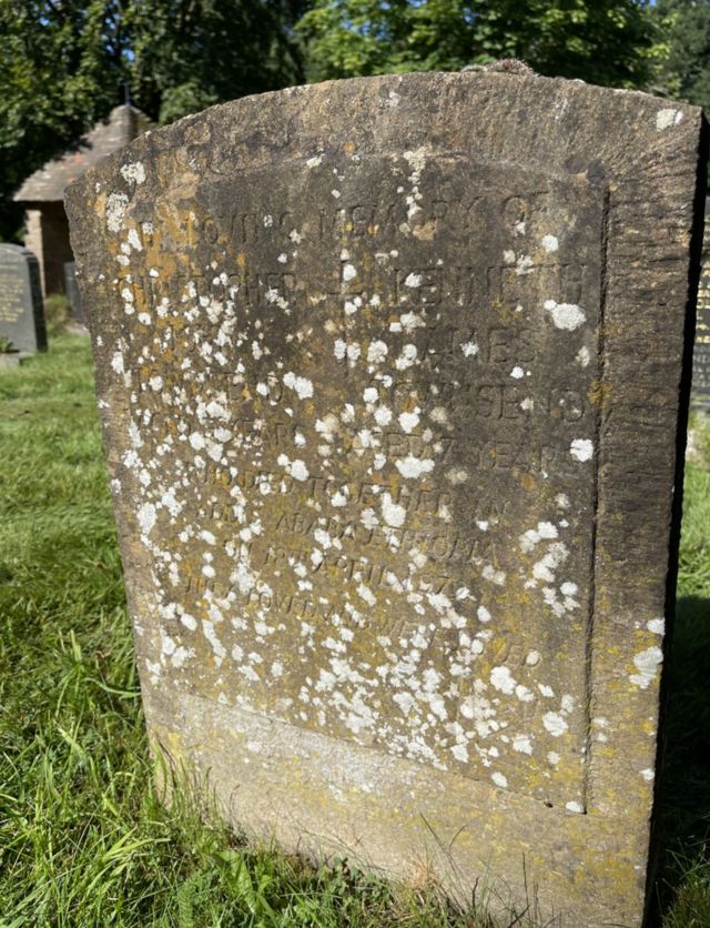 Lápide no local onde estão enterrados os irmãos de Grahan, em Berkswell, West Midlands