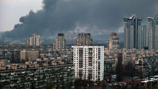 Kepulan asap di atas Kiev setelah serangan 9 Maret 2023.