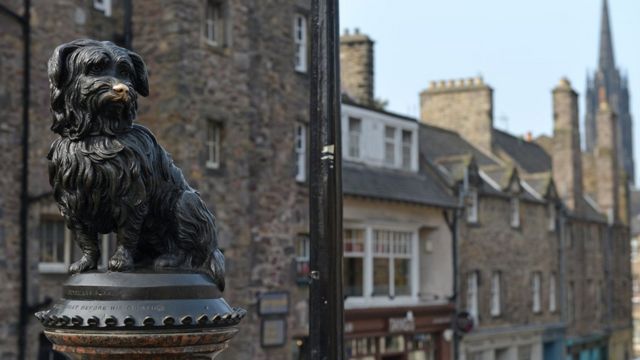 Edinburgh'da bir köpek heykeli