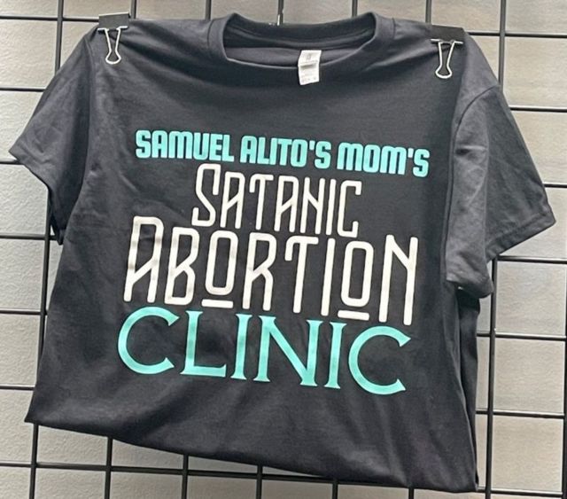 camiseta com tema satânico