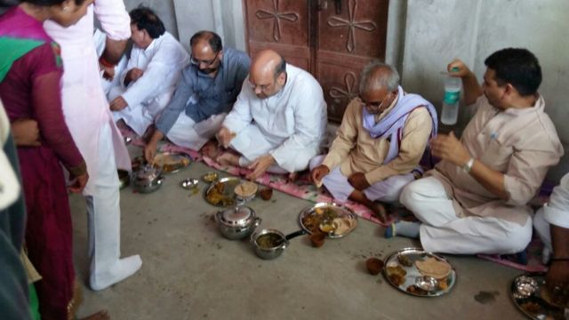 अमित शाह दलितों के यहां भोजन करते