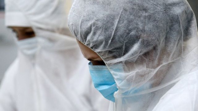 Врачи берут тест на коронавирус