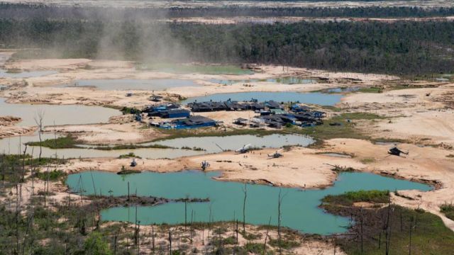 Un asentamiento de minería ilegal con arena marrón a su alrededor