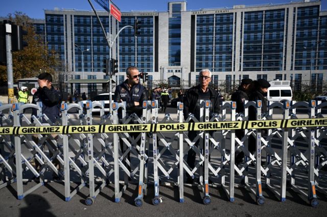 İstanbul Kartal’daki Anadolu Adliyesi’nde görülen duruşmalardan önce polis, çevrede yoğun güvenlik önlemi alıyor. 