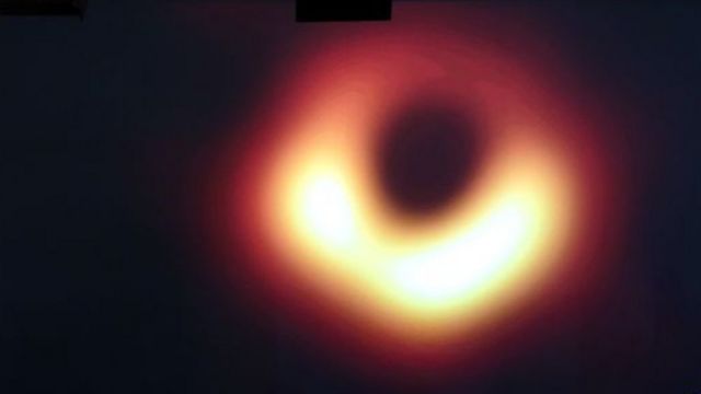 Sombra de un agujero negro supermasivo en el centro de la galaxia Messier 87.