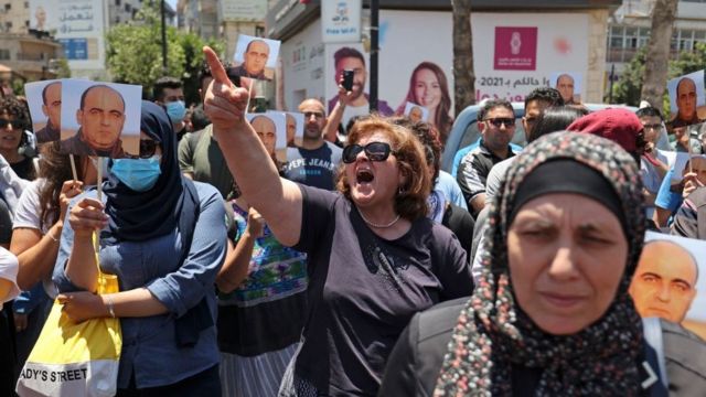 محتجون بعد مقتل نزار بنات، أحد أبرز منتقدي السلطة الفلسطينية، بعد اعتقاله.