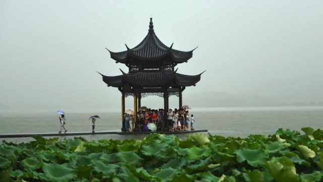 Người trú mưa ở một danh lam thắng cảnh Hàng Châu