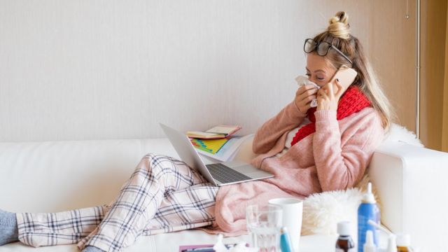Photo générique d'une femme malade à la maison