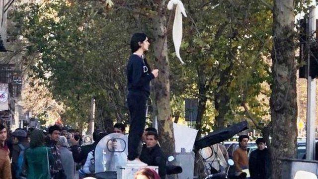 تصویر ویدا موحد در خیابان انقلاب
