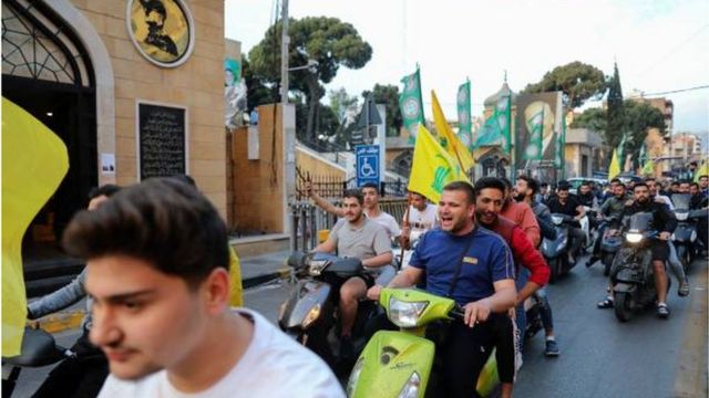 أنصار حزب الله وحركة أمل يجوبون على متن الدراجات الضاحية الجنوبية من بيروت