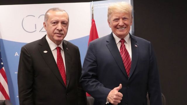 Trump ve Erdoğan yan yana ayakta