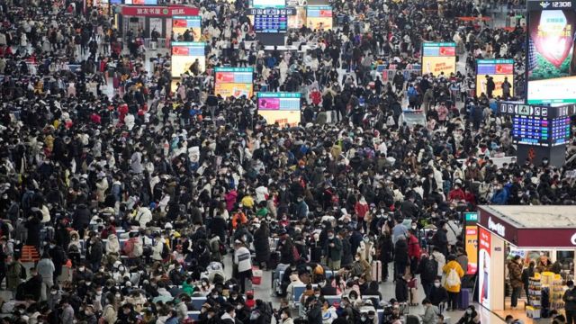 A estação ferroviária de Hongqiao, em Xangai, durante a corrida anual do Festival da Primavera antes do Ano Novo Lunar chinês