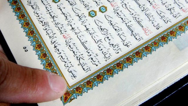 فرد مسلمانی آیه‌هایی از قرآن که در آنها به مسیح اشاره شده است، را نشان می‌دهد