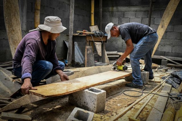 Dos trabajadores en una construcción 