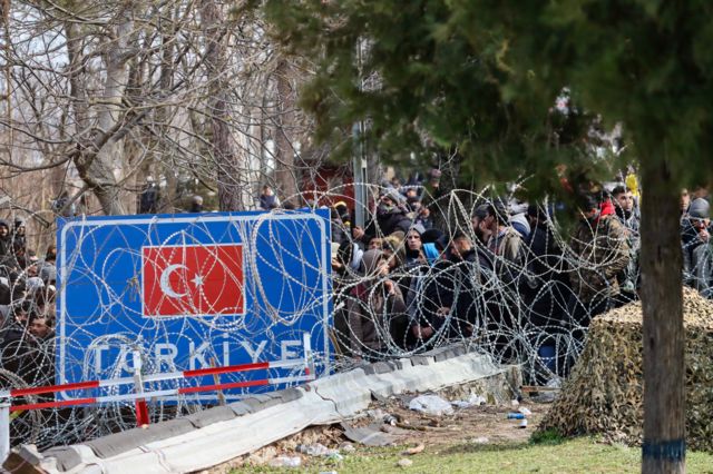 yunanistan'a geçmeye çalışan göçmenler
