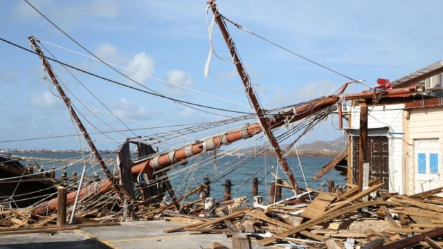 Una embarcación destrozada en Sint Maarten.