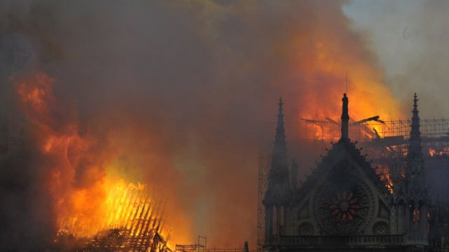 Нотр-Дам пожар