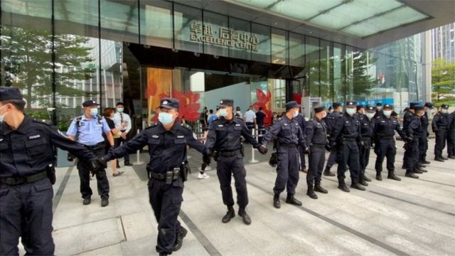 在有投资者前往恒大位于深圳的总部抗议后，恒大深圳总部大楼出动保安员封锁入口，驱赶媒体。(photo:BBC)