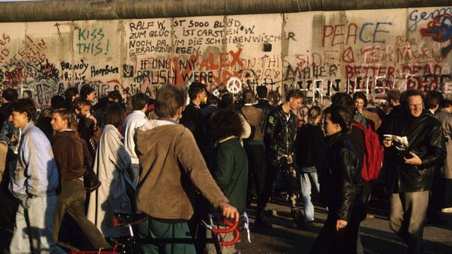 ชาวเยอรมันจำนวนมากออกมารวมตัวกันหลังการล่มสลายของกำแพงเบอร์ลิน