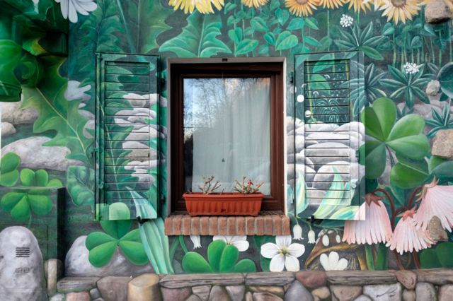 Fachada de casa decorada com plantas pintadas