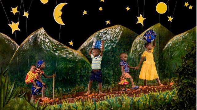 Hoton da ke nuna wasu yara na taka wa kan wasu tsaunuka da tsakar rana, labarin hoton littafin yaran da Patrick Willocq ya hada