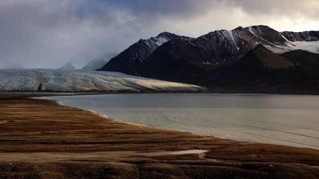 Fotografía de un paisaje que incluye montañas tomada en las islas Ny-Ålesund, Svalbard y Jan MayenI