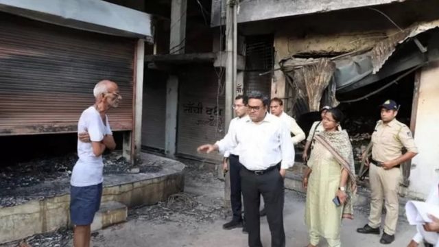 கர்கோன் மாவட்ட மாஜிஸ்திரேட் அனுக்ரா பி (கமீஸ்-சல்வாரில்) மற்றும் இந்தூர் பிரதேச ஆணையர் பவன் குமார் ஷர்மா,சம்பவ இடத்தை பார்வையிட்டனர்.