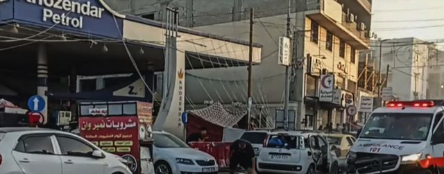 Esta imagem tirada de um vídeo da AFPTV mostra vítimas deitadas perto de uma ambulância danificada em um suposto ataque israelense em frente ao hospital Al-Shifa, na cidade de Gaza, em 3 de novembro de 2023.