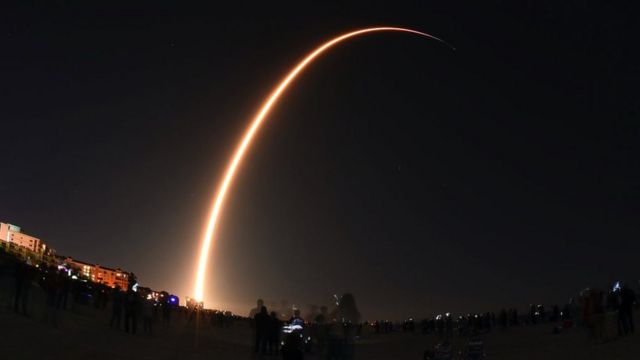 Lançamento do foguete Falcon 9, da SpaceX, visto de Cocoa Beach, na Flórida, nos EUA, em 6 de janeiro de 2020