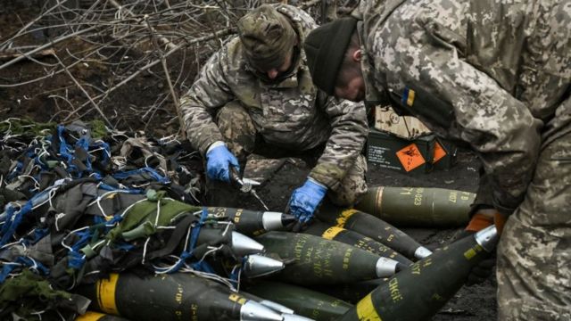يستعد الجنود الأوكرانيون لإطلاق النار باتجاه المواقع الروسية باستخدام سلاح مدفعية هاوتزر عيار 155 ملم من طراز M777 على خط المواجهة في مكان ما بالقرب من مدينة باخموت في 11 مارس/آذار 2023