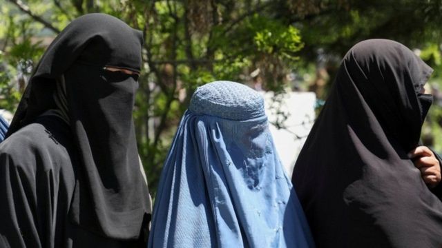 Haweenka Afghanistan ayaa xilligii dowladdii Taliban xukunka ka tuureen xiran jiray xijaabka wajiga oo dhan daboolaya