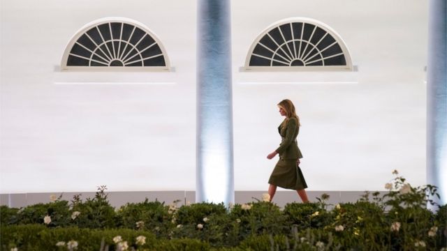 梅拉尼婭·特朗普走向白宮玫瑰園的演講台（25/8/2020）