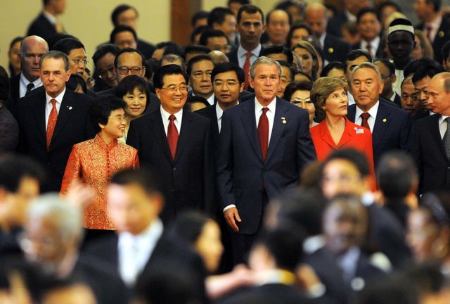 2008年8月8日，时任中国国家主席胡锦涛在人民大会堂欢迎出席北京夏季奥运会的世界领导人，包括时任美国总统布什和俄罗斯总统普京等。(photo:BBC)
