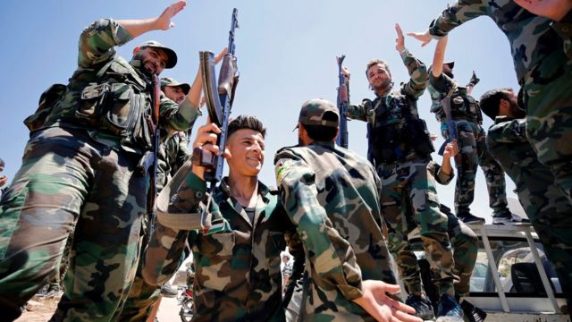 Syrian army soldiers celebrate after retaking the Quneitra (27 July 2018)