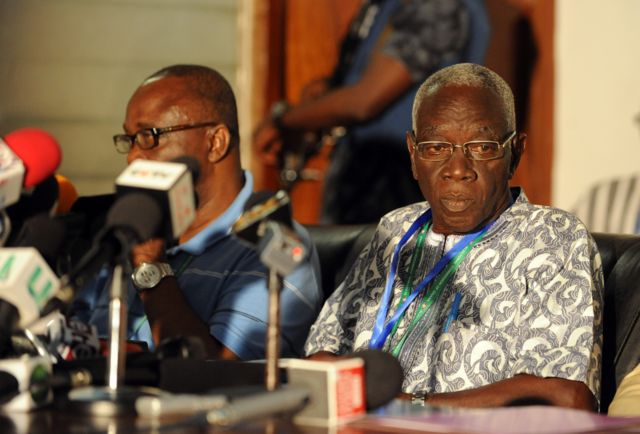 Le président de la commission électorale du Ghana, Kwadwo Afari-Gyan (à droite), annonce les résultats de la présidentielle, le 9 décembre 2012.