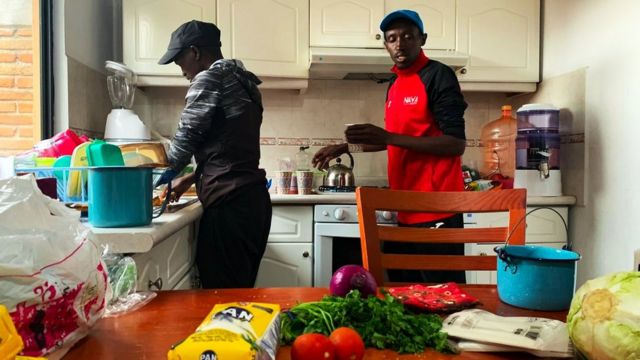 Kenyan runners in Toluca cooking