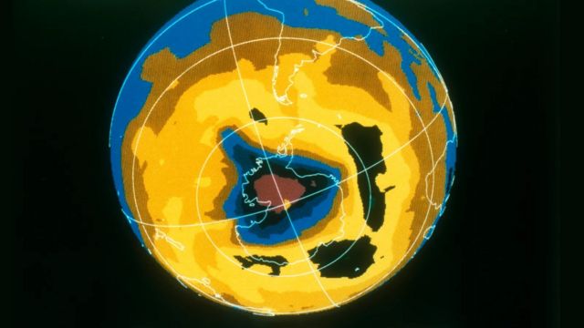 每年春天，南极上空的臭氧空洞会裂开，到夏天又会闭合。它在20世纪90年代停止增长，此后一直在缩小（Credit: Getty Images）(photo:BBC)