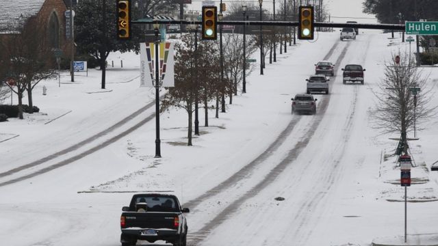 Calles congeladas en Fort Worth, Texas.