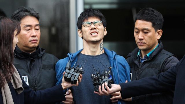 PC방 아르바이트생을 살해한 혐의로 구속된 피의자 김성수(29)가 21일 오전 서울 양천경찰서에서 서울남부지방검찰청으로 송치되고 있다