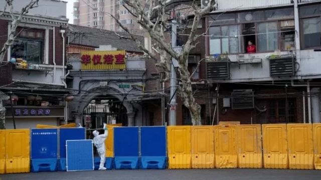 As autoridades instalaram barreiras divisórias na cidade para controlar os bloqueios sanitários