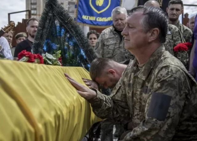 Cérémonie funéraire à Kiev en l'honneur d'un commandant ukrainien tué pendant la guerre