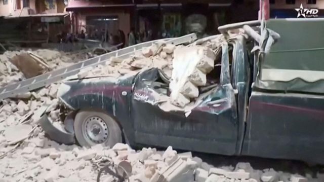 Captura de pantalla tomada de un video en la que se ve e un automóvil dañado y escombros del terremoto en Marrakech.