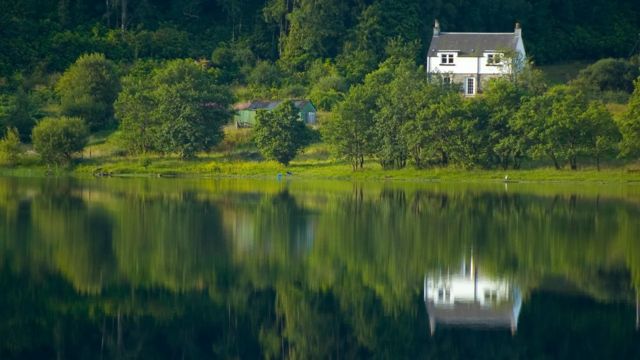 Foto de casa próxima a lago