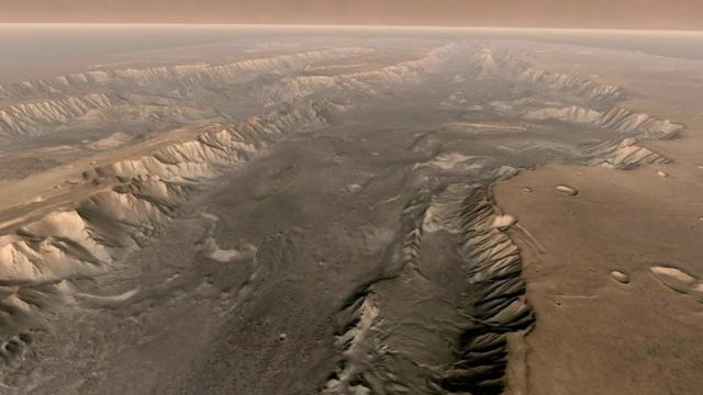 หุบผา Valles Marineris บนดาวอังคาร มีความยาวกว่า 4,000 กิโลเมตร นับว่ามีขนาดใหญ่ที่สุดในระบบสุริยะ